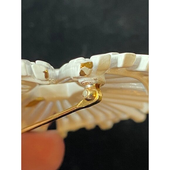 Vintage Crown Trifari White Starburst Brooch Pin J0200 - Picture 6 of 12